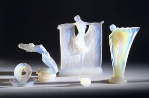 Lalique három opálos üvegtárgya, alkotó: French School