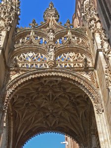 Tracery a déli ajtó felett alkotó: French School