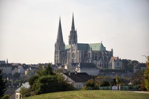 Kilátás a Charres-székesegyházra a várossal alkotó: French School