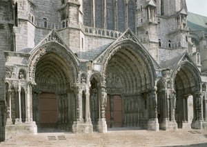 Kilátás az északi kereszthajó három portáljára alkotó: French School