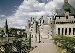 Kilátás a felújított kastély nyugati homlokzatára, amelyet Jean Bourre, XI. Lajos francia miniszternek építettek, 1465 körül (lásd még: 87684-85) alkotó: French School