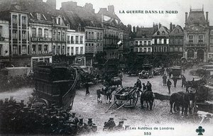 Háború északon: a brit expedíciós erők londoni buszai a Bethune főterén 1915-ben (photolith) alkotó: French School