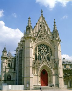 A kápolna nyugati homlokzata alkotó: French School