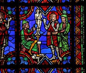 W06-os ablak Brioude-i Szent Julián történetét ábrázolja – Szent Ferreol, Julien barátja, aki a Diocletianus-üldözések idején halt meg, és bálványimádásra kényszerült alkotó: French School