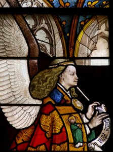 A w25-ös ablak Gábriel arkangyalt ábrázolja alkotó: French School