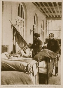 A sebesült Chasseur megcsókolja a szeretett Trikolort, 1914-19 alkotó: French School