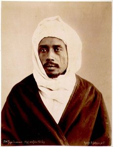 A Galieh törzs egyik szudáni törzsfőnökének portréja (szepiaszínű fotó)