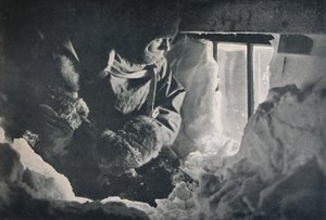 Elsodródás eltávolítása az Adare-fok kunyhójának ablakából, c1911, 1913 alkotó: G. Murray Levick