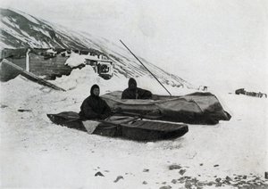 The Two Kayaks Ashore, 1911, 1913 alkotó: G. Murray Levick