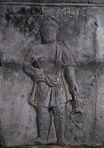 A Nautes-oszlop kalapácsot tartó Vulkánt ábrázoló tőkéje alkotó: Gallo Roman