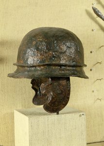 Sisak arcvédővel, Alesia, Tene III (bronz)