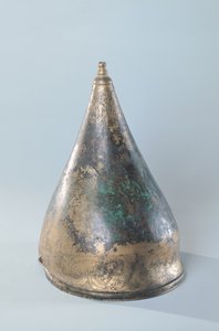 Bekarcolt díszítésű sisak, a marne-i Berru-i sírból (bronz) (lásd még: 128317)