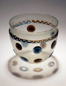Gall művészet: üvegpohár színes tablettákkal. 4. vége 5. század eleje JC után. Brenytől. Saint Germain en Laye, Nemzeti Régészeti Múzeum