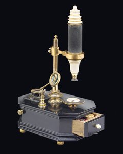 Összetett doboz típusú mikroszkóp, 1775 körül (fa, fém és üveg) (lásd még: 1113959-61) alkotó: Georg Friedrich Brander