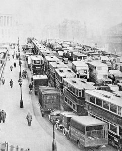 Forgalmi dugó a Blackfriars Bridge-en, London, 1935 alkotó: George Davison Reid