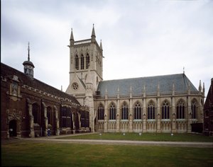 Gótikus művészet: a Richmond grófné által 1511-ben alapított Saint John College látványa. A kápolna 1864-ben épült Sir George Gilbert Scoot projektje alapján. Cambridge-i Egyetem, Anglia