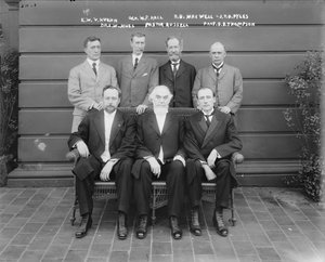 Charles Taze Russell (középen), Ernest Wilson V. Kuehn, William P. Hall tábornok, Robert B. Maxwell, J.T.D. Pyles, Dr. Leslie W. Jones, professzor F.B. Thompson, 1911