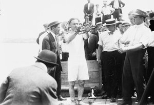 Harry Houdinit megbilincselték, mielőtt egy ládába szögezték és leeresztették a New York-i öbölbe, 1912