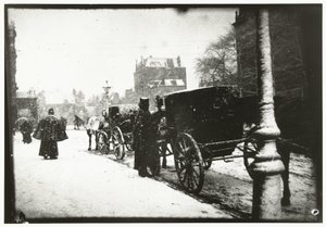 Az amszterdami Leidseplein látképe kocsiforgalommal egy téli napon alkotó: George Hendrik Breitner
