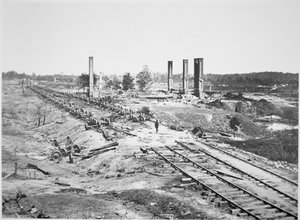 Hood 28 kocsiból álló lőszervonatának romjai és a Scofield Rolling Mill, Atlanta közelében, Georgia államban, 1864. szeptember (f/w fénykép) alkotó: George N. Barnard