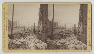 A Washington Street sztereográfja a LaSalle Street sarkáról, keletre nézve az 1871-es, 1871-es chicagói tűzvész után (bw fotó a kártyatartón)
