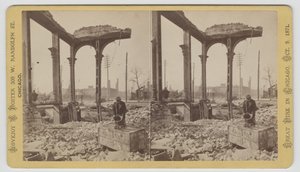 Sztereográfia egy férfiról, aki széfet hűt a romok között az 1871-es, 1871-es chicagói tűzvész után (bw fotó a kártyatartón)