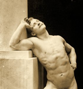 Eugen Sandow, klasszikus ókori görög-római pózban, 1894 körül