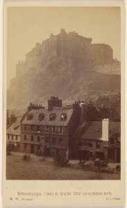 Az edinburghi vár a Grassmarketről alkotó: George Washington Wilson