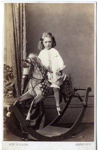 Fiatal lány hintalovon ül, 1860-as évek (albumnyomat)
