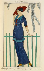 Robe de plage en foulard garni de tussor gros grain chapeau en Suède rouge. Jelmezek Parisiens no.15. Nő, aki strandruhát és nyersselyem sálat visel, foltos kék színben grosgrainnel és piros kalappal. alkotó: Georges Barbier
