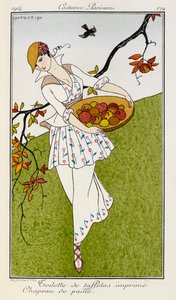 Toilette de taffetas imprime chapeau de paille. Jelmezek Parisiens no.179. Egy nő, aki selyemmintás ruhát és szalmakalapot visel. Egy tál gyümölcsöt cipel. alkotó: Georges Barbier