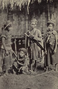 Burma: Egy kachin férfi a jellegzetes dah-val és három nő (f/w fotó)