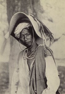 Burma: Egy shani kereskedő meleg időjárási kalapjában (f/w fotó) alkotó: Georges Bertin Scott