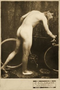 Kabinetkártya egy meztelen kerékpárosról, 1898 körül (szepia fotó)