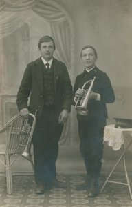 Képeslap két trombitás fiatalemberről, egyikük Heilsarmee egyenruhában, 1913-ban küldték (fekete-fehér fénykép) alkotó: German Photographer