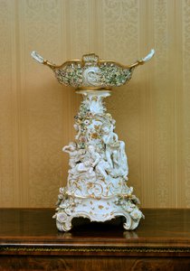 Tortatartó kerubokkal, amelyek évszakokat ábrázolnak, 1830 körül (porcelán)
