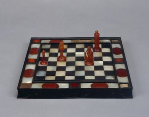 Sakktábla (ébenfa, gyöngyház, borostyán és fa)