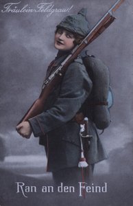 Német lány katonai egyenruhában (színes fénykép) alkotó: German School