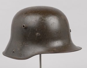 Német acélsisak vagy „Stahlhelm”, 1916 körül (sisak) alkotó: German School