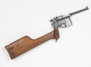 Mauser C96 7,63 mm-es pisztoly alkotó: German School