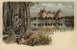 Képeslap, amely egy férfit ábrázol lelőtt szarvassal, háttérben Moritzburg kastélyával alkotó: German School