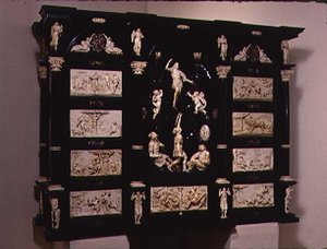 Dél-német művészeti szekrény, faragott figurákkal és plakettekkel díszítve, 1690 (ébenfa és elefántcsont)