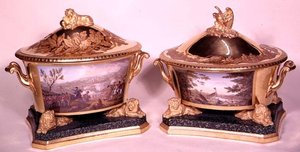 Két étkészlet a porosz vacsoraszervizből, Berlin, 1816-19 (porcelán és aranyozás) (lásd még 3043 és 68588)