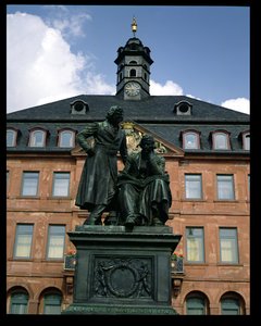 Kilátás az új városházára és a Grimm testvérek emlékművére alkotó: German School