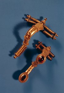 Két ívelt bross, Hasslebenből, Türingiából (arany és drágakövek)
