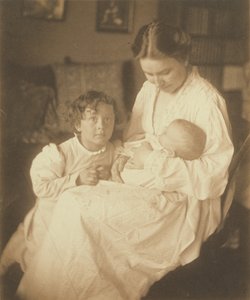 [Anya köntösben, ülve, csecsemővel és kisfiával] alkotó: Gertrude Käsebier