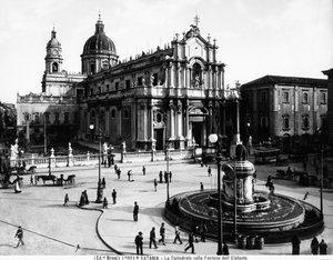 Piazza del Duomo Cataniaban, a Szent Agátának szentelt katedrálissal és az elefántkúttal, 1900 körül
