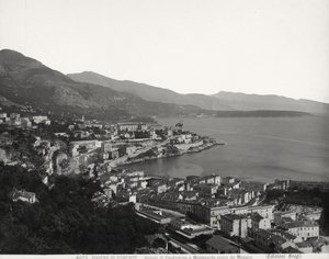 Kilátás Condamine és Montecarlo két lakott városára, kilátással a tengerre. A fénykép Monacóból készült