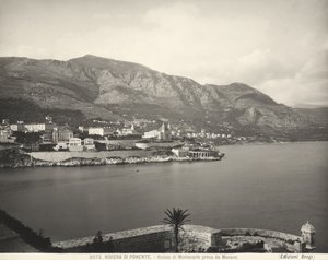 Kilátás Montecarlóra, a Ligur-tengerre néző üdülőhelyre. A tengeri Alpok magasodnak a háttérben. A fénykép Monacóból készült alkotó: Giacomo Brogi