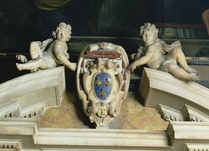 A Barberini-kápolna belső képe, két kerub díszítő oromzatának részlete, amelyek címeres márvány, lapis lazuli